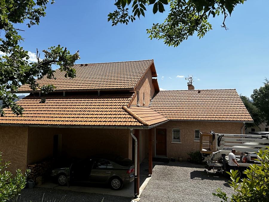 Maison à toiture en tuiles, avec camion nacelle sur le côté