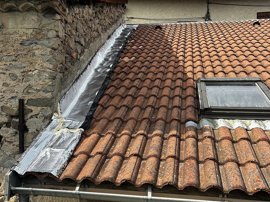 Solin en zinc et fenêtre de toit sur une toiture en tuiles